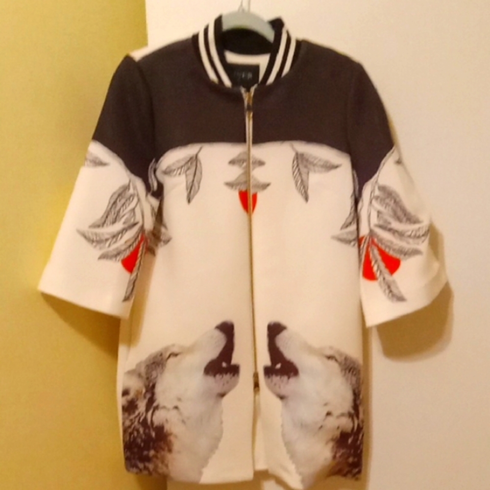 Chic Black and White Bomber Jacket with Wolf Design